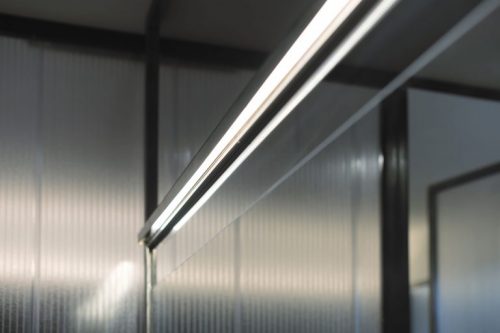 Verborgen ligbad in een stoere badkamer