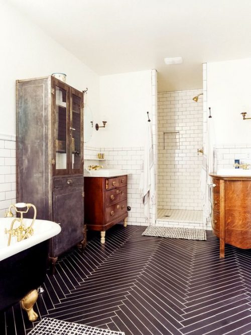 Visgraat tegels in badkamer