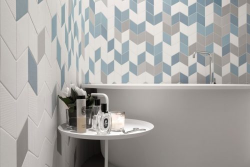 Visgraat wandtegels in badkamer