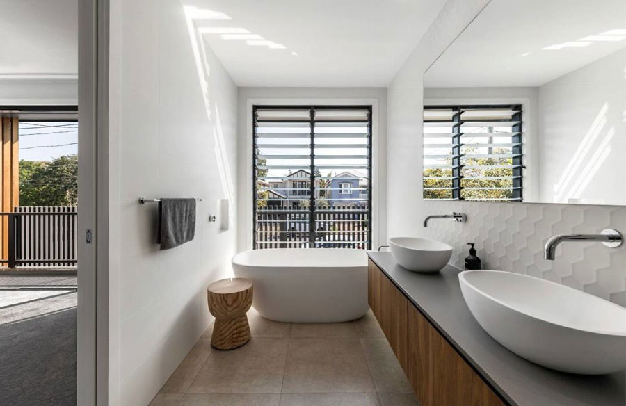 Volwaardige en suite badkamer met moderne gemakken