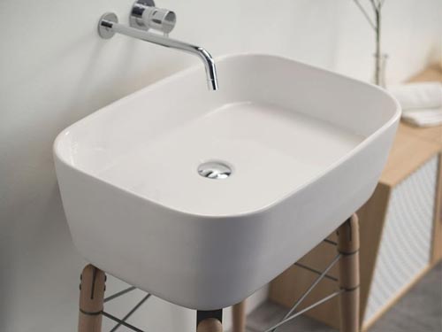 Vrijstaande wastafel met houten onderstel