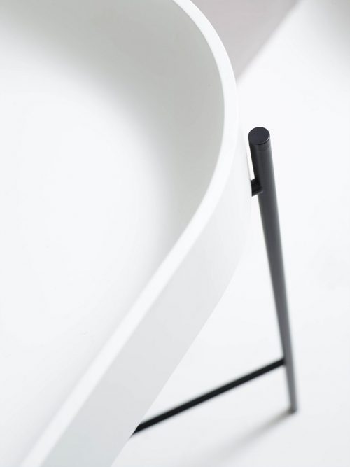 Vrijstaande wastafel op zwarte stalen poten van NORM ARCHITECTS