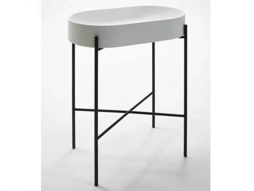 Vrijstaande wastafel op zwarte stalen poten van NORM ARCHITECTS