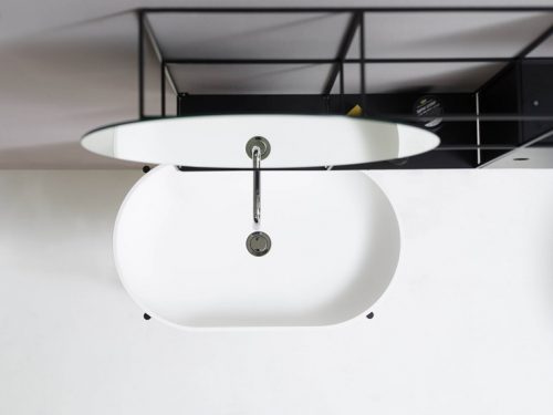 Vrijstaande wastafel op zwarte stalen poten van NORM ARCHITECTS