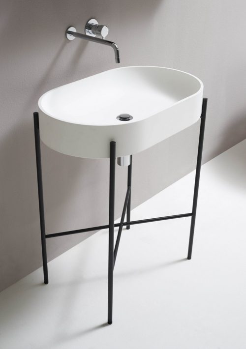 Vrijstaande wastafel op zwarte stalen poten van NORM ARCHITECTS