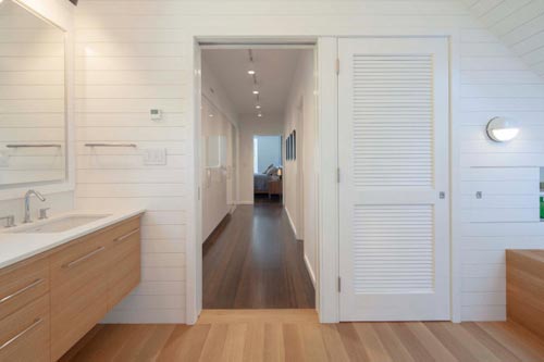 Warme houten planken in badkamer