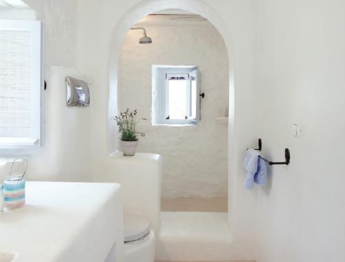Wit gekalkte badkamer uit Mykonos