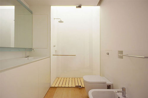 Wit en modern badkamer ontwerp