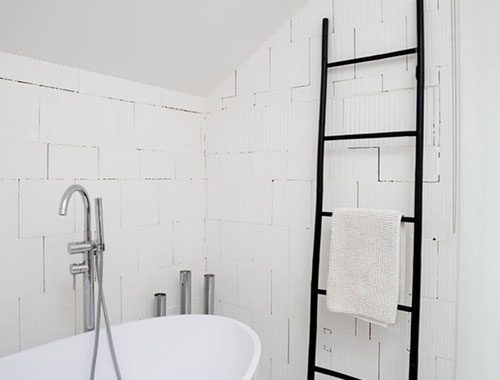 Witte badkamer met betonnen vloer