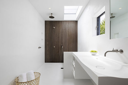 Witte badkamer met donkerbruine houten muur