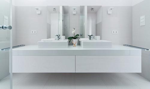 Witte badkamer met dubbele inloopdouche