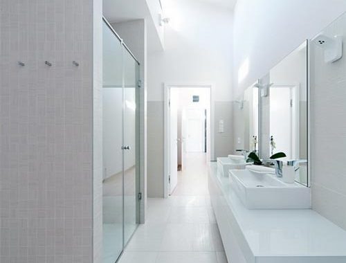 Witte badkamer met dubbele inloopdouche