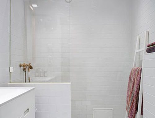 Witte badkamer met gouden douche