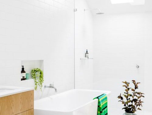 Witte badkamer met kleine dakraam