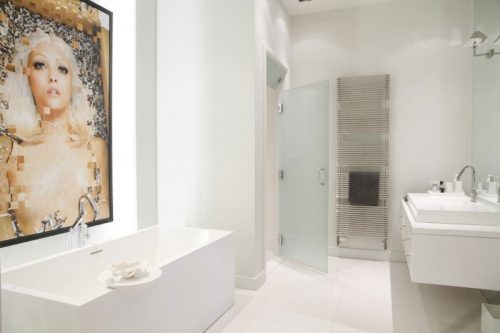 Witte badkamer met kleurrijk schilderij