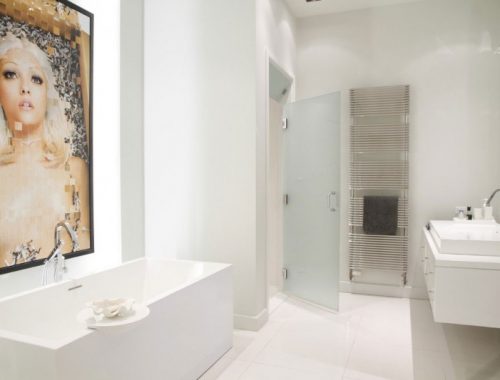 Witte badkamer met kleurrijk schilderij