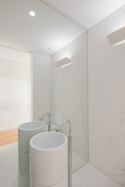 Witte badkamer met marmer in Portugese villa