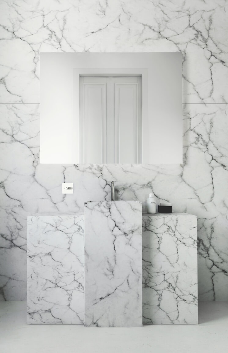 Witte badkamer met marmer door interieur ontwerpster Katty Shiebeck