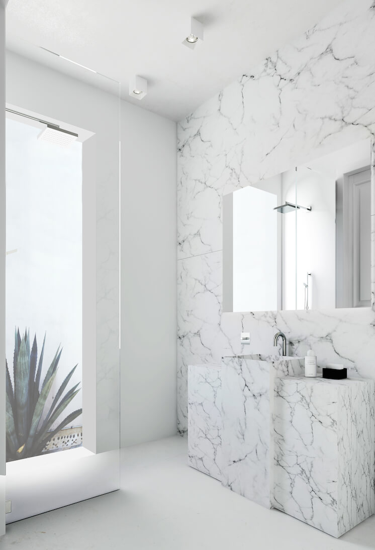 Witte badkamer met marmer door interieur ontwerpster Katty Shiebeck