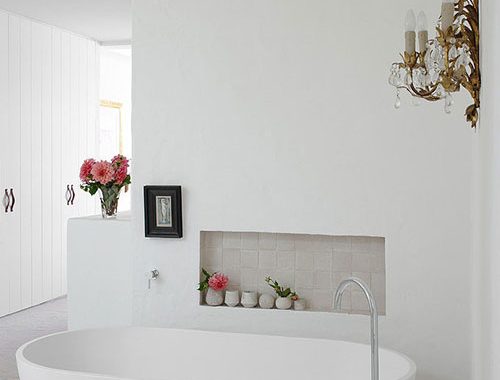 Witte badkamer van strandhuis in Australië