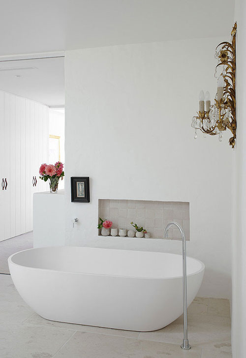 Witte badkamer van strandhuis in Australië