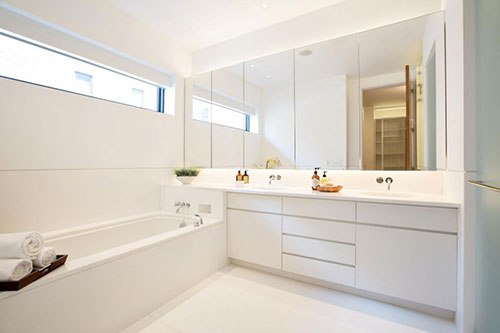 Witte badkamer met veel opbergruimte