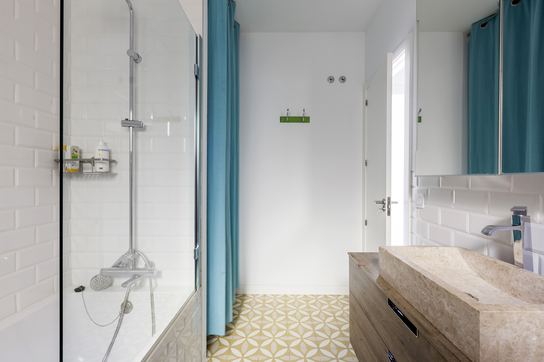 Zomerse vintage badkamer in Barcelona