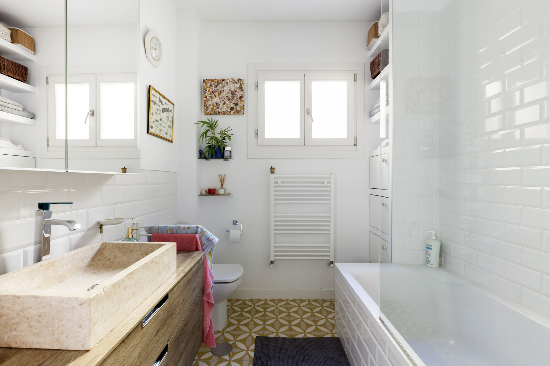 Zomerse vintage badkamer in Barcelona