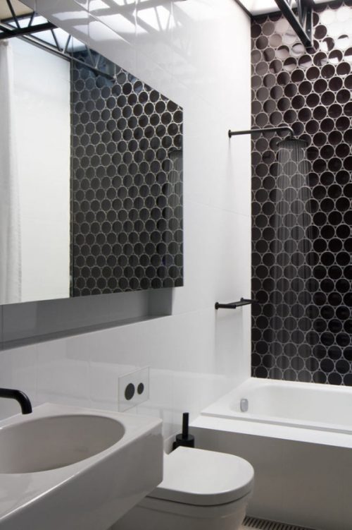 Zwart wit badkamer door OOF architecten