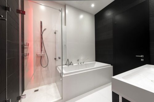 Zwart witte badkamer door Geometrix Design