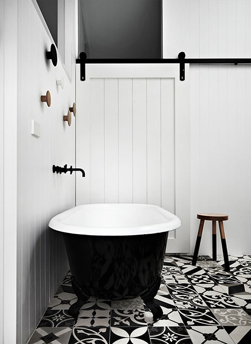 Zwart witte badkamer met schuifdeur