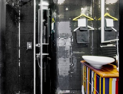 Zwarte badkamer met kleine mozaïek tegeltjes