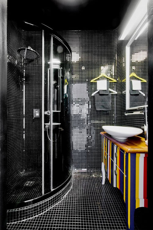 Zwarte badkamer met kleine mozaïek tegeltjes