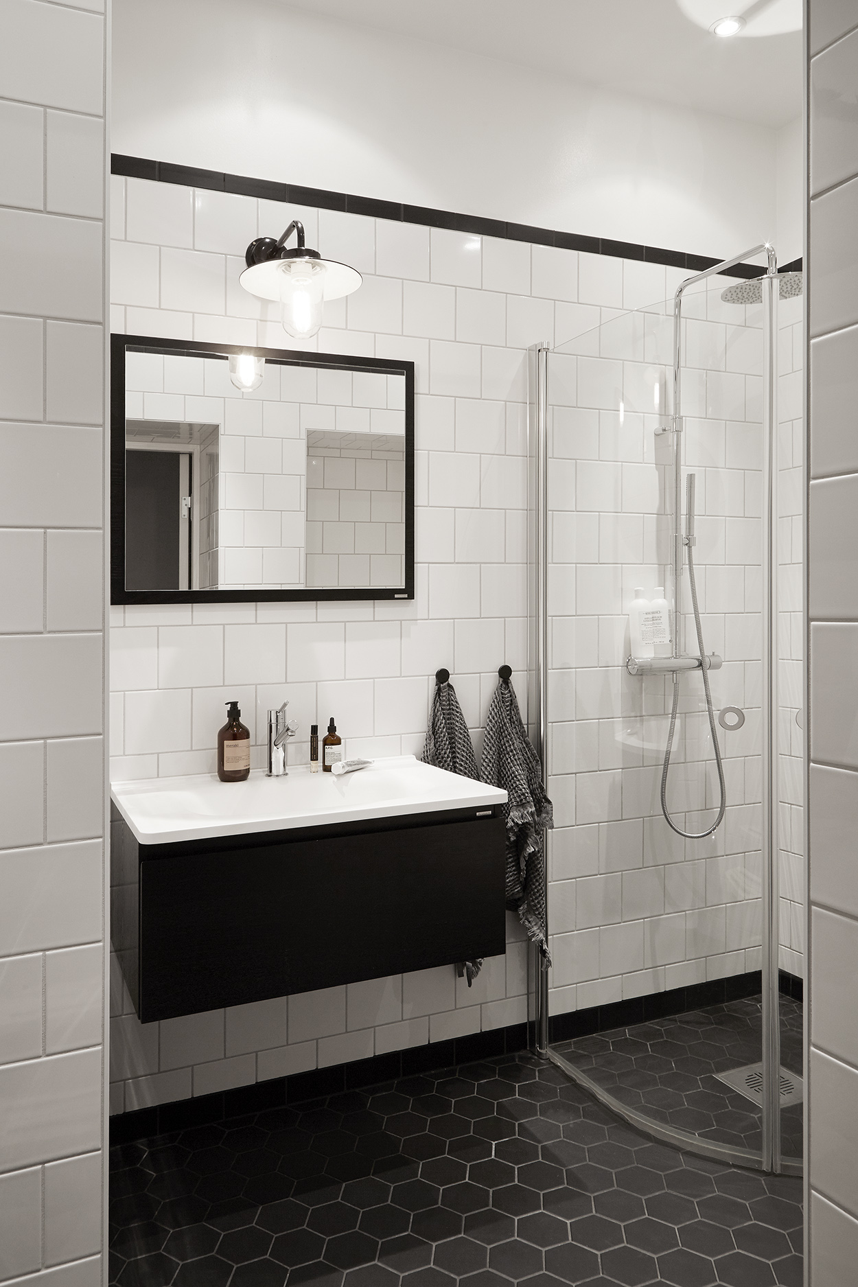 Zweedse zwart wit badkamer